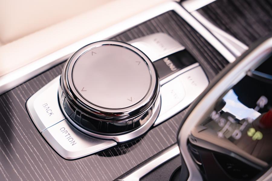 Детали интерьера BMW 730Ld (G12) 2019 года  (UK) (фото 6 из 36)